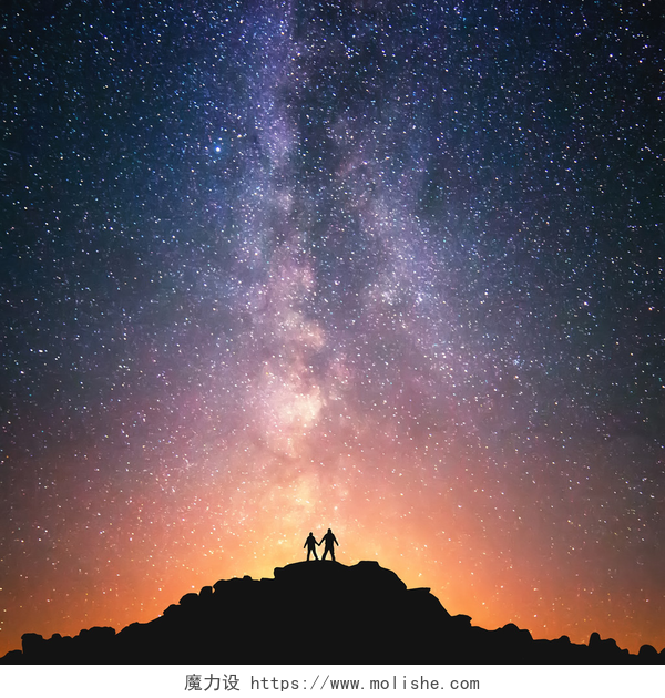 浩瀚星空下两个人站在山顶两个宇宙